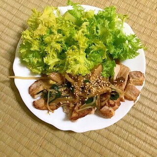 エノキと椎茸とニラの和風ソース風ポークソテー。